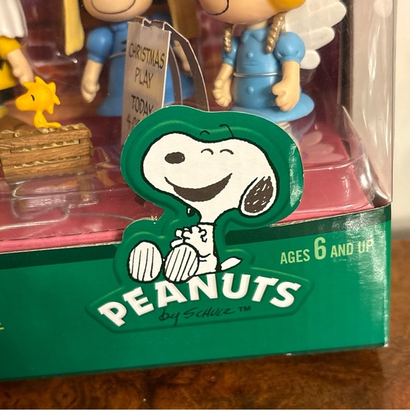 Peanuts Mini Figure Playset with Fold-Out Christmas Play Stage New in Box 2011 - Picture 4 of 10